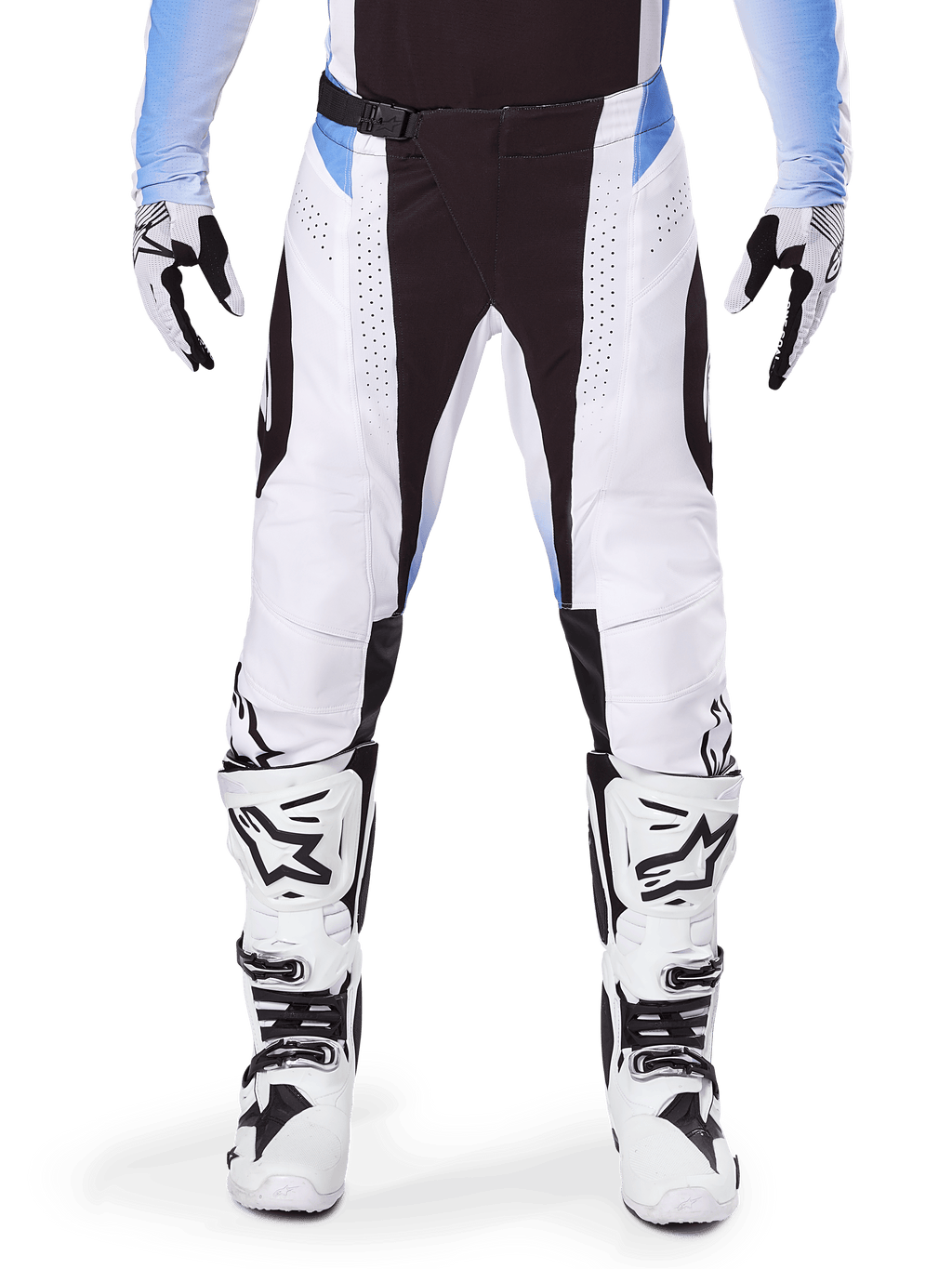 Alpinestars 2025 Techstar Melt Pants, pantaloni da motocross, bianco e nero con accenti azzurri, indossati con stivali e guanti coordinati in bianco e nero, caratterizzati da perforazioni tagliate al laser e design racing ad alte prestazioni.