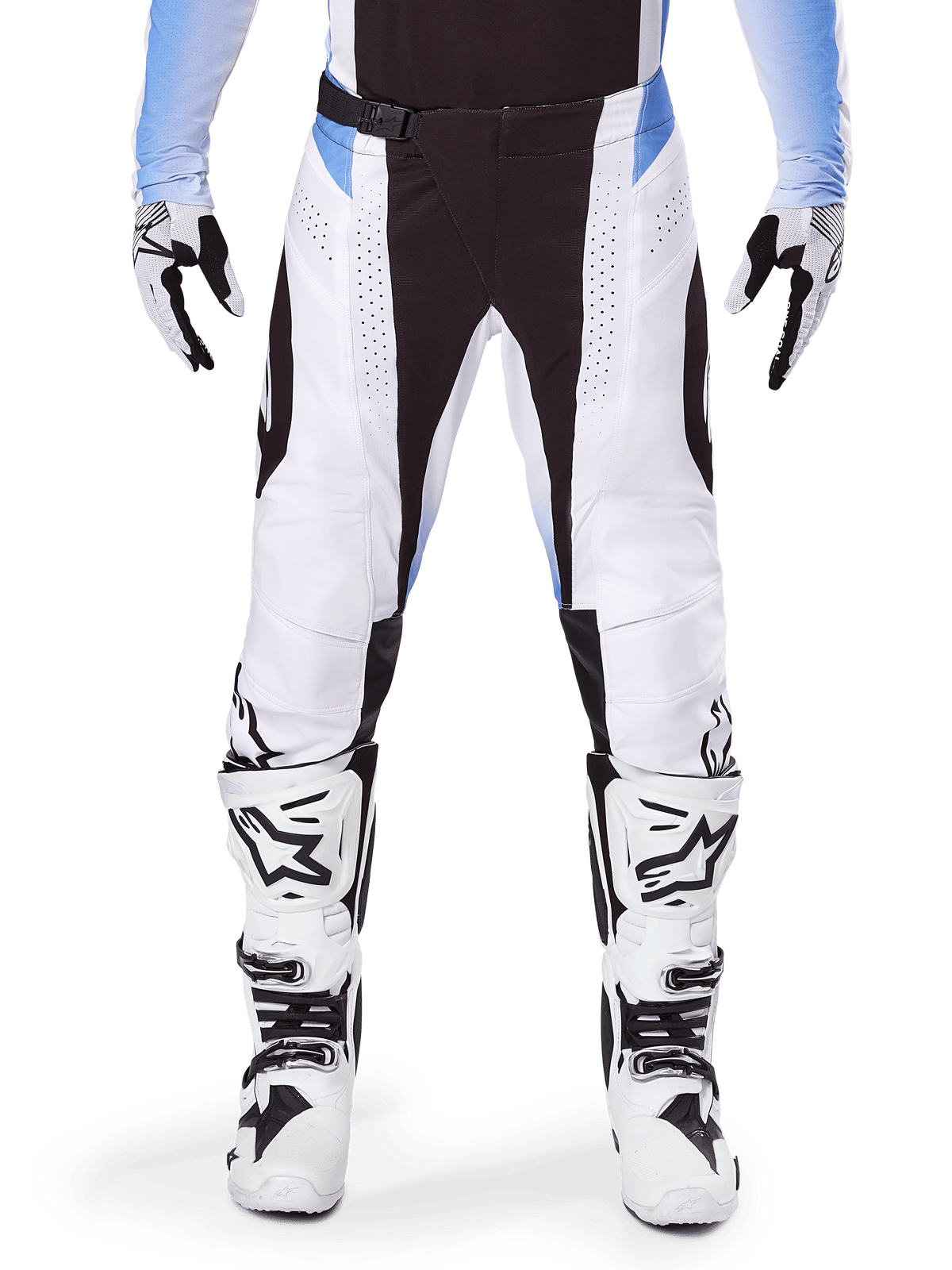 Alpinestars 2025 Techstar Melt Pants, pantaloni da motocross, bianco e nero con accenti azzurri, indossati con stivali e guanti coordinati in bianco e nero, caratterizzati da perforazioni tagliate al laser e design racing ad alte prestazioni.
