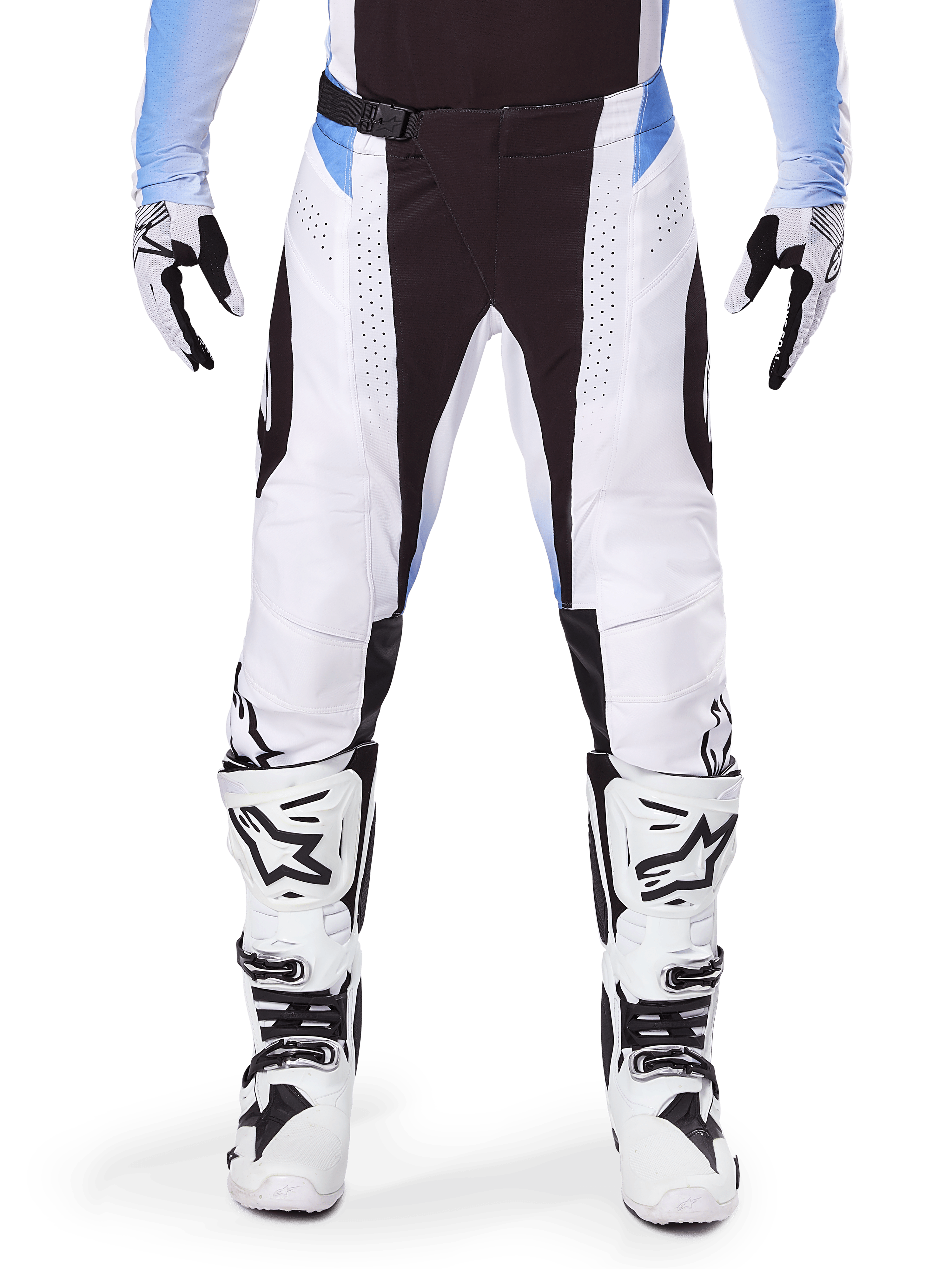 Alpinestars 2025 Techstar Melt Pants, pantaloni da motocross, bianco e nero con accenti azzurri, indossati con stivali e guanti coordinati in bianco e nero, caratterizzati da perforazioni tagliate al laser e design racing ad alte prestazioni.