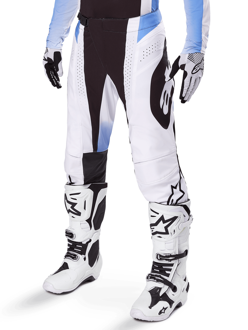 Alpinestars 2025 Techstar Melt Pants, pantaloni da motocross, bianco e nero con accenti blu, con perforazioni laser per la ventilazione e costruzione del ginocchio Babel, indossati con stivali e guanti da motocross bianchi abbinati, design atletico per gare off-road