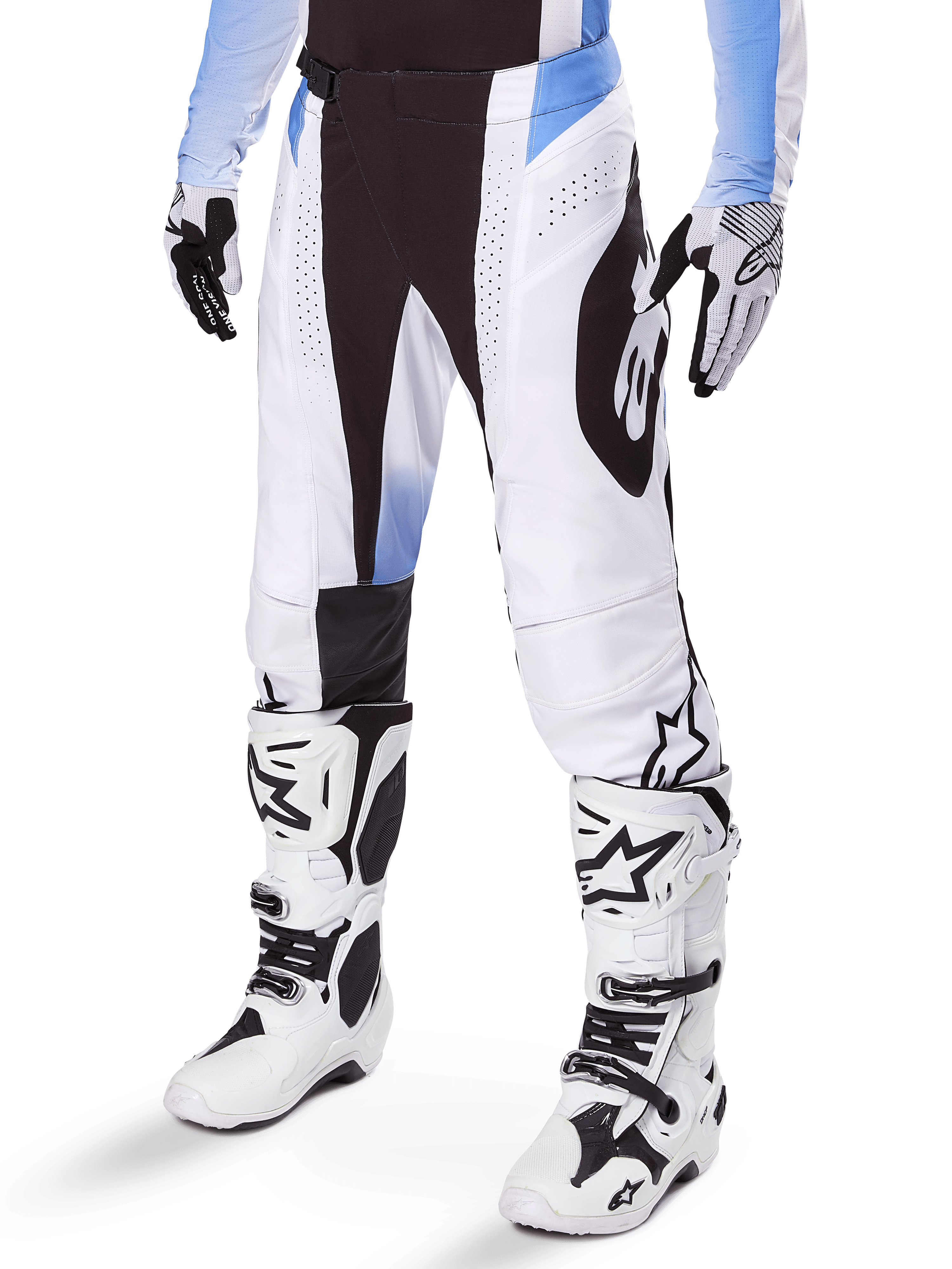 Alpinestars 2025 Techstar Melt Pants, pantaloni da motocross, bianco e nero con accenti blu, con perforazioni laser per la ventilazione e costruzione del ginocchio Babel, indossati con stivali e guanti da motocross bianchi abbinati, design atletico per gare off-road