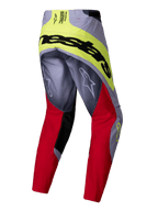 Alpinestars 2025 Techstar Melt Pants, pantaloni da motocross, rosso acceso e grigio con accenti giallo neon, vista posteriore con grande marchio Alpinestars nero sulla seduta, loghi Astars sulle gambe, design multi-materiale resistente per corse fuoristrada