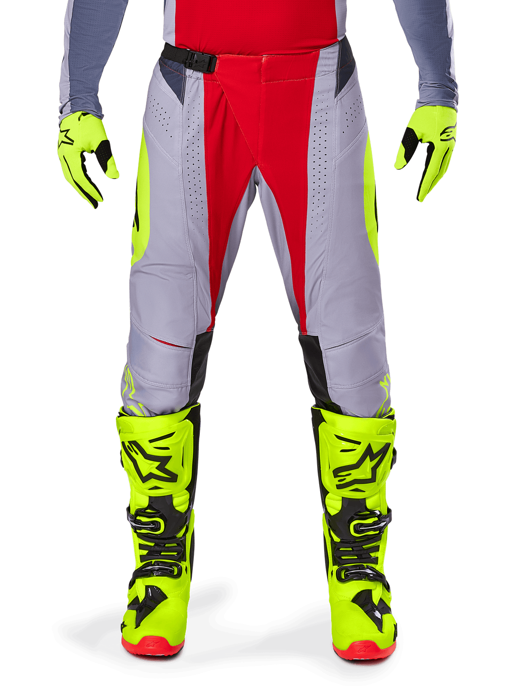 Alpinestars 2025 Techstar Melt Pants, pantaloni da motocross, rosso e grigio, con telaio grigio, pannelli centrali rossi e accenti laterali giallo neon, perforazioni tagliate al laser per la ventilazione, indossati con guanti e stivali giallo neon, equipaggiamento ad alte prestazioni per gare fuoristrada