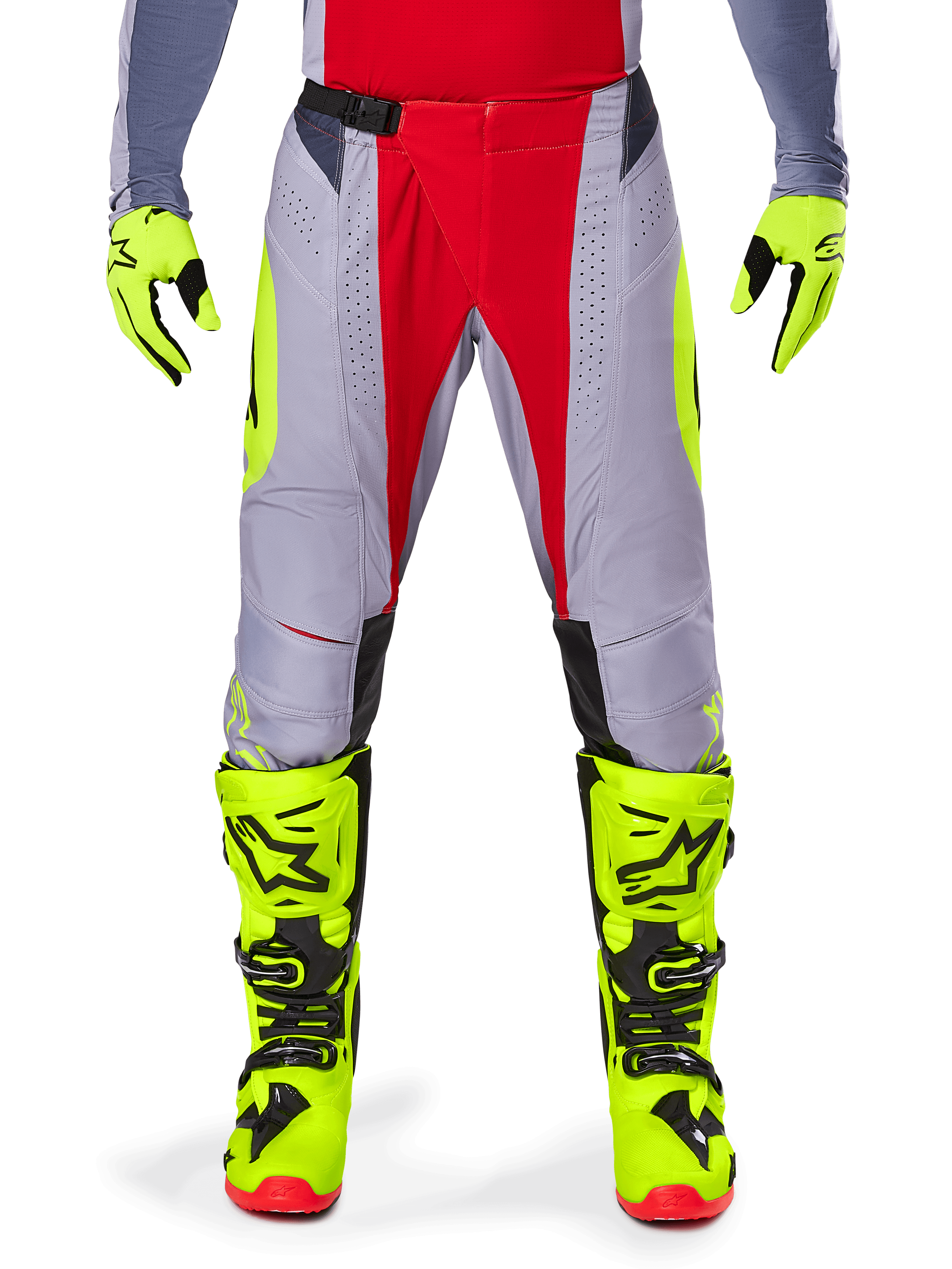 Alpinestars 2025 Techstar Melt Pants, pantaloni da motocross, rosso e grigio, con telaio grigio, pannelli centrali rossi e accenti laterali giallo neon, perforazioni tagliate al laser per la ventilazione, indossati con guanti e stivali giallo neon, equipaggiamento ad alte prestazioni per gare fuoristrada