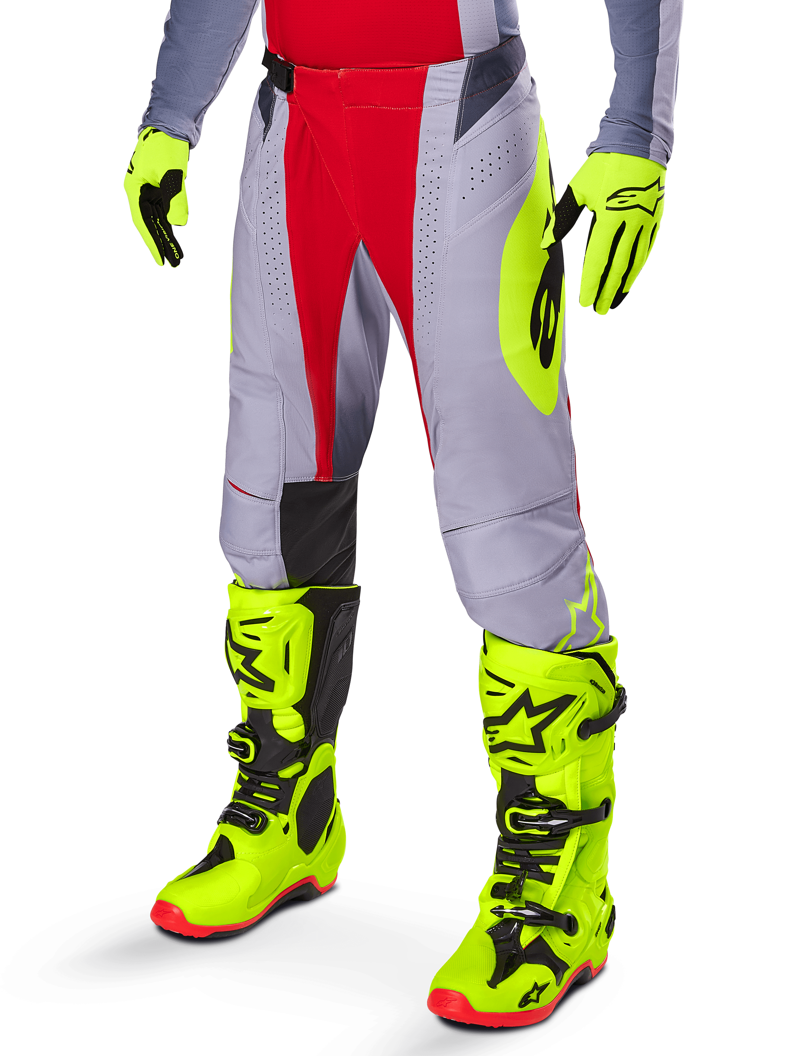Alpinestars 2025 Techstar Melt Pants, pantaloni da motocross, rosso acceso e grigio, con grafiche laterali giallo neon e pannelli neri sulle ginocchia, abbinati a stivali e guanti giallo neon coordinati, progettati per prestazioni off-road competitive