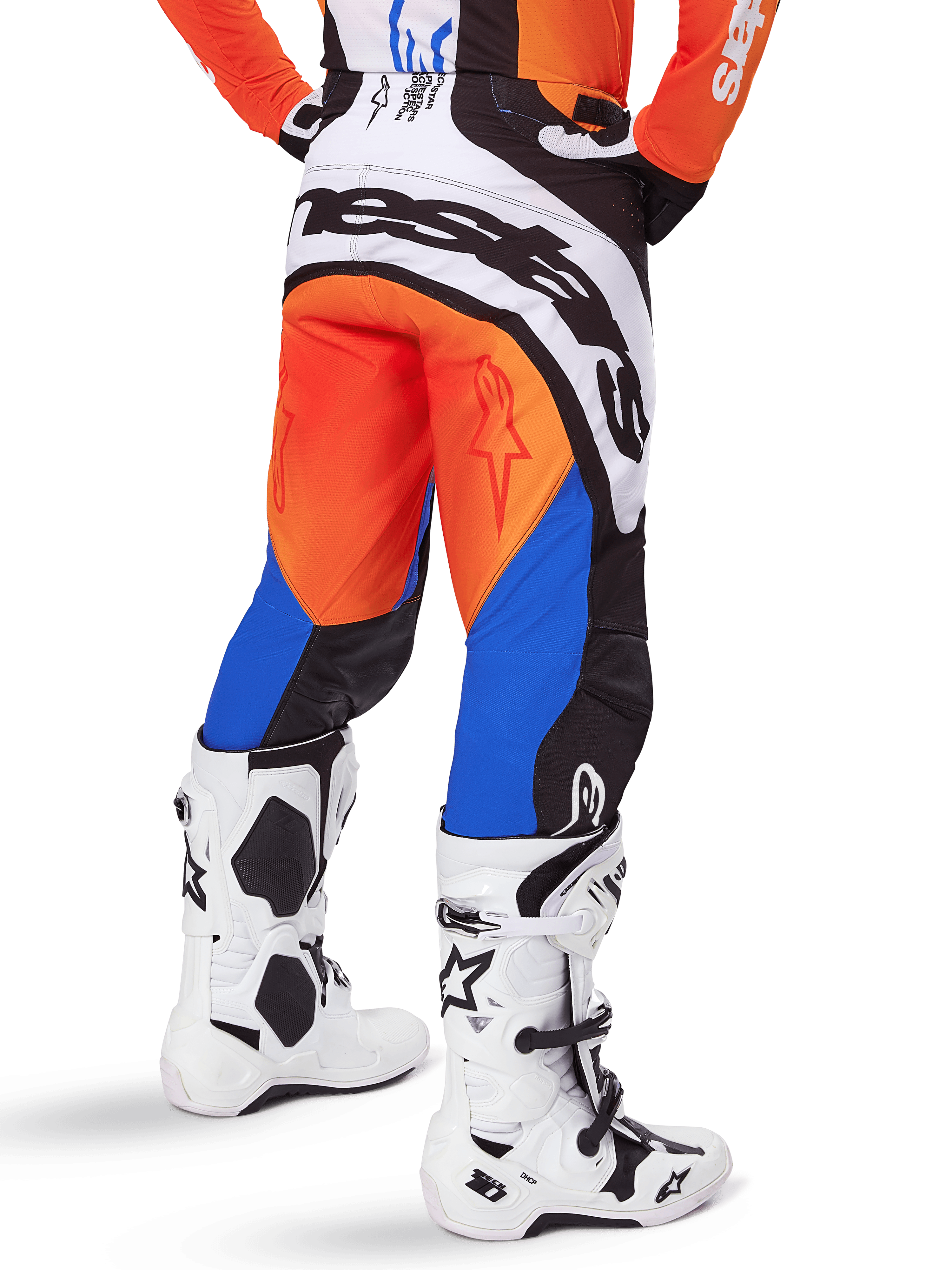 Alpinestars 2025 Techstar Melt Pants, pantaloni da motocross, arancione e blu, visti da dietro, con grande logo bianco sulla seduta, indossati con maglia arancione coordinata e stivali Tech 10 bianchi, abbigliamento da gara fuoristrada resistente