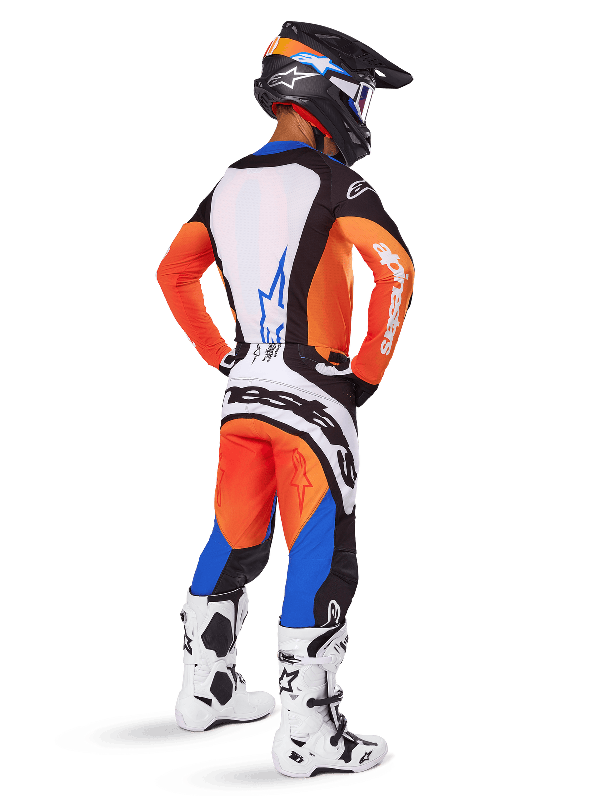 Pilota di motocross visto di spalle che indossa il set Alpinestars Techstar Melt 2025, maglia arancione e blu con pannello posteriore bianco e pantaloni coordinati, caratterizzato da un grande logo bianco, casco da motocross nero e stivali da corsa bianchi.
