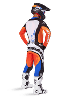 Pilota di motocross visto di spalle che indossa il set Alpinestars Techstar Melt 2025, maglia arancione e blu con pannello posteriore bianco e pantaloni coordinati, caratterizzato da un grande logo bianco, casco da motocross nero e stivali da corsa bianchi.