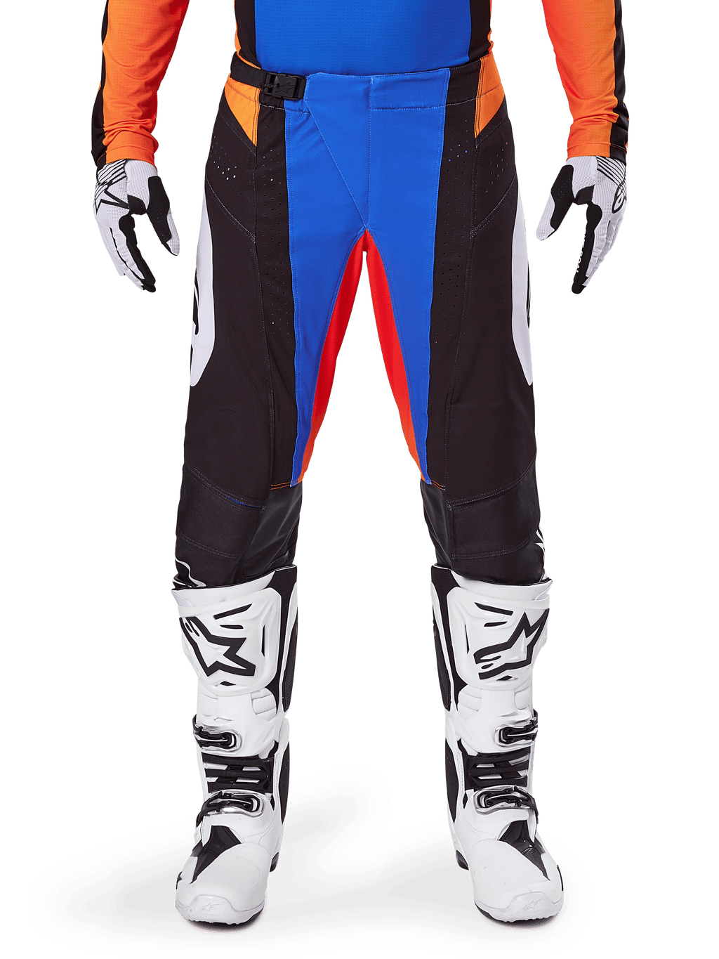 Pantaloni da motocross Alpinestars 2025 Techstar Melt, arancione e blu, indossati con maglia coordinata e stivali bianchi, caratterizzati da pannelli neri con accenti vivaci blu e arancioni, traforati per la ventilazione, vestibilità atletica da gara per prestazioni fuoristrada.