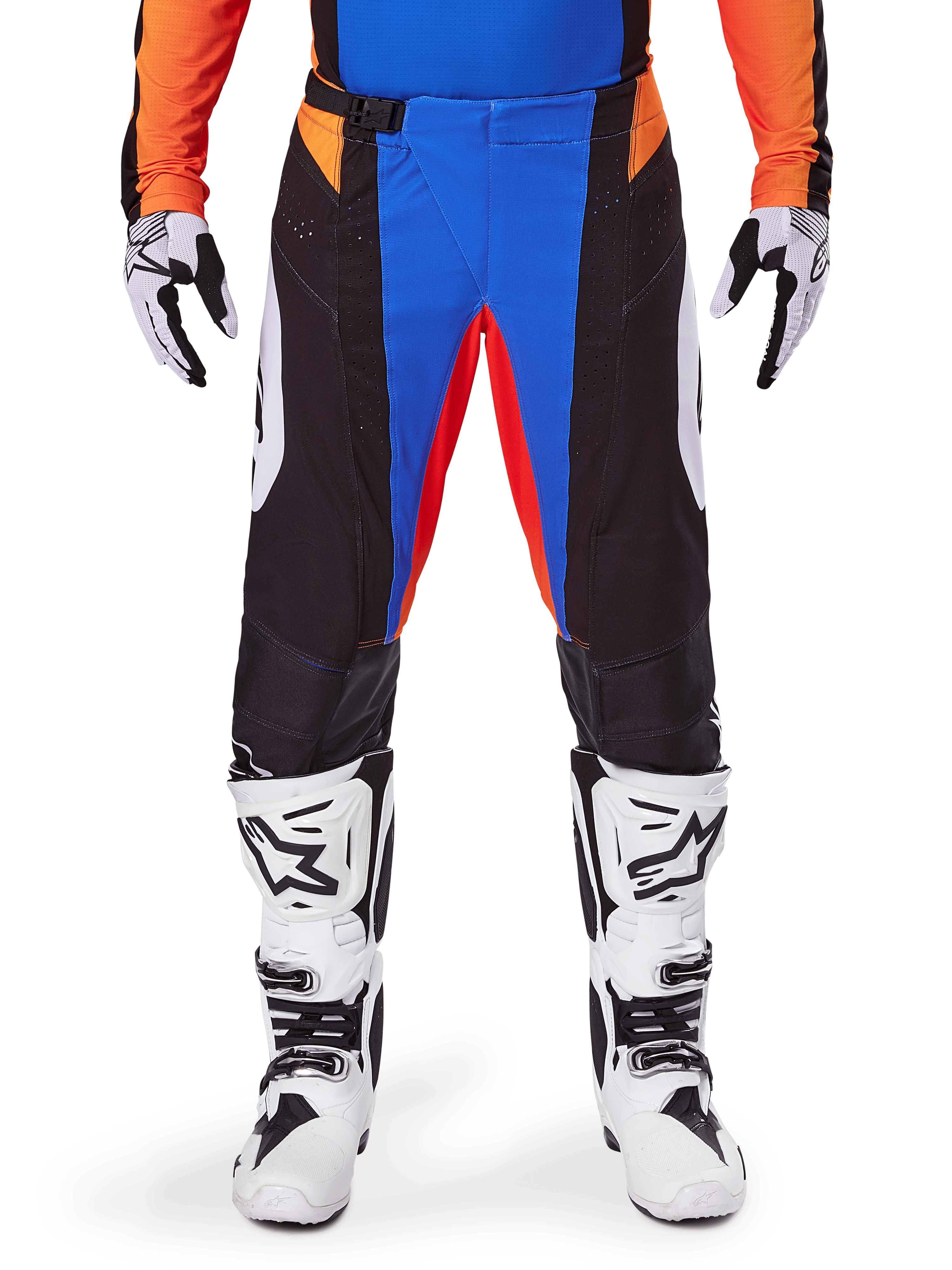 Pantaloni da motocross Alpinestars 2025 Techstar Melt, arancione e blu, indossati con maglia coordinata e stivali bianchi, caratterizzati da pannelli neri con accenti vivaci blu e arancioni, traforati per la ventilazione, vestibilità atletica da gara per prestazioni fuoristrada.
