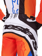 Alpinestars 2025 Techstar Melt Pants, pantaloni da motocross, arancione e blu, vista posteriore ravvicinata della seduta e della fascia in vita, marchio nero su sfondo bianco, pannelli arancioni con loghi a stella rossi, abbigliamento tecnico per gare fuoristrada