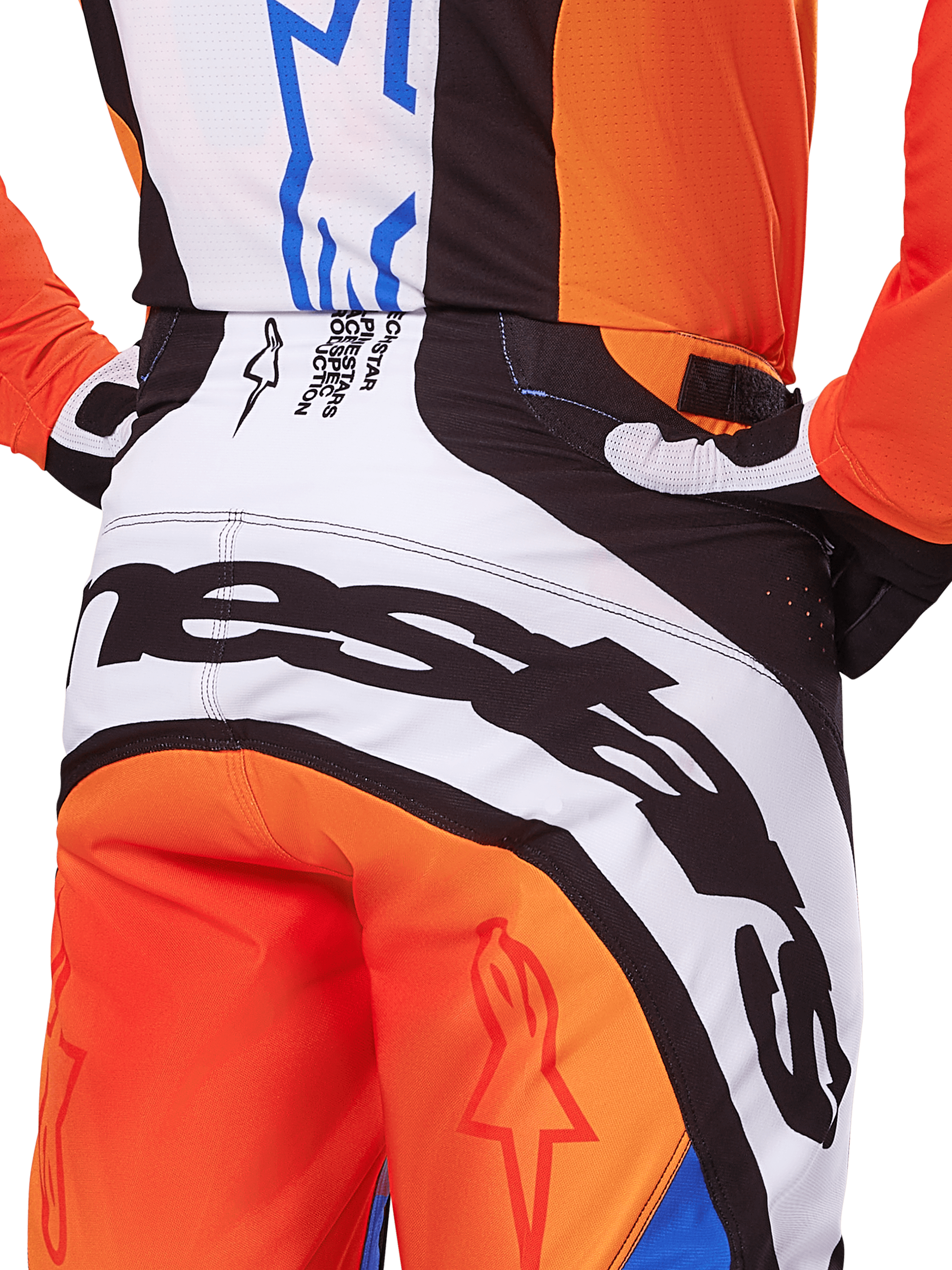 Alpinestars 2025 Techstar Melt Pants, pantaloni da motocross, arancione e blu, vista posteriore ravvicinata della seduta e della fascia in vita, marchio nero su sfondo bianco, pannelli arancioni con loghi a stella rossi, abbigliamento tecnico per gare fuoristrada