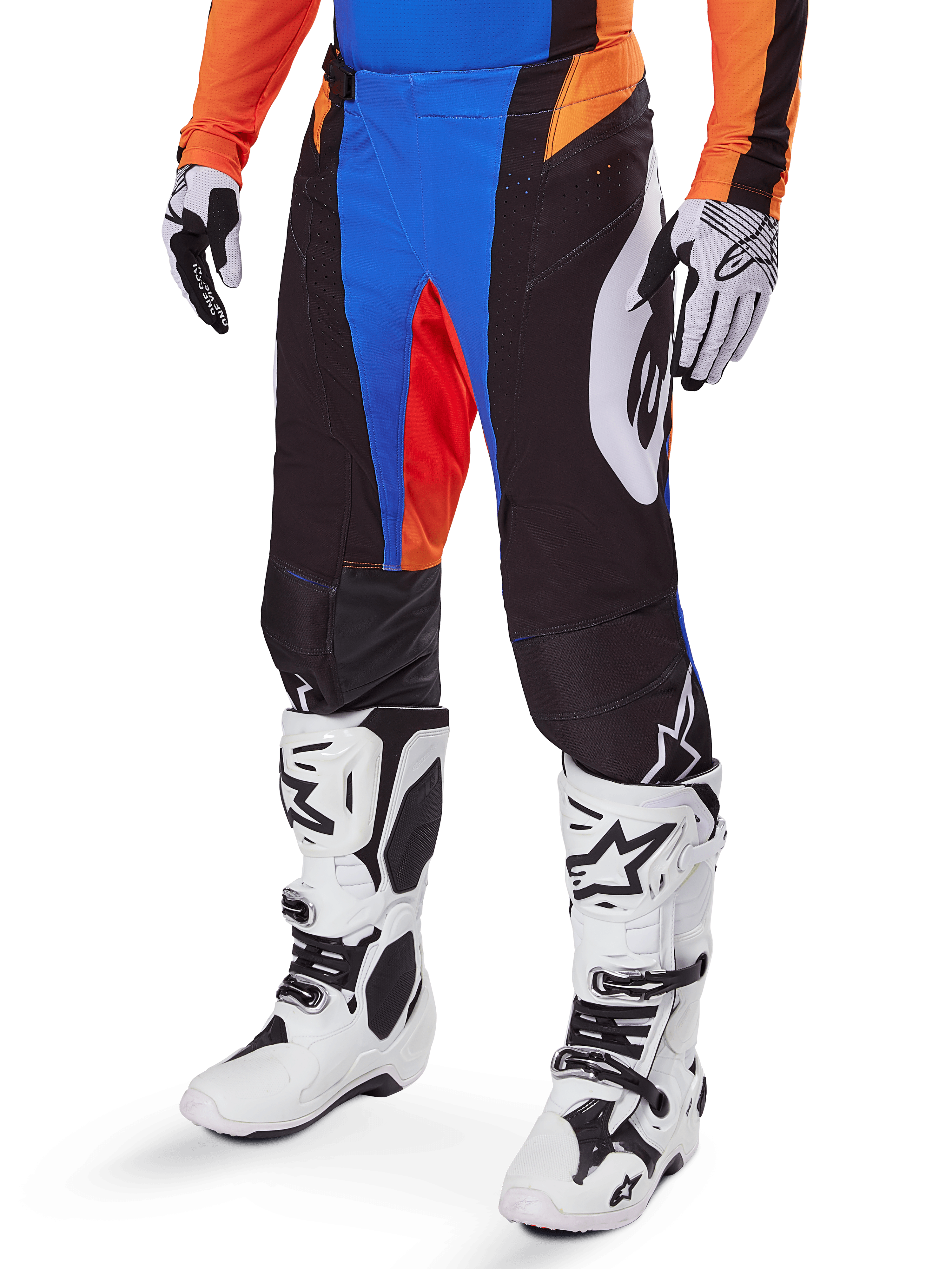 Alpinestars 2025 Techstar Melt Pants, pantaloni da motocross, nero con accenti blu e arancione, indossati con stivali bianchi e maglia coordinata, caratterizzati da materiale protettivo resistente e un design sportivo da gara