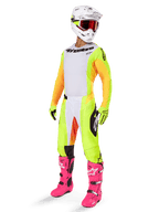 Set completo da motocross Alpinestars 2025 Techstar Melt, maglia bianca con maniche gialle e arancioni, pantaloni giallo neon, stivali rosa brillante, casco bianco con occhiali rossi, guanti gialli, abbigliamento da gara vivace e colorato