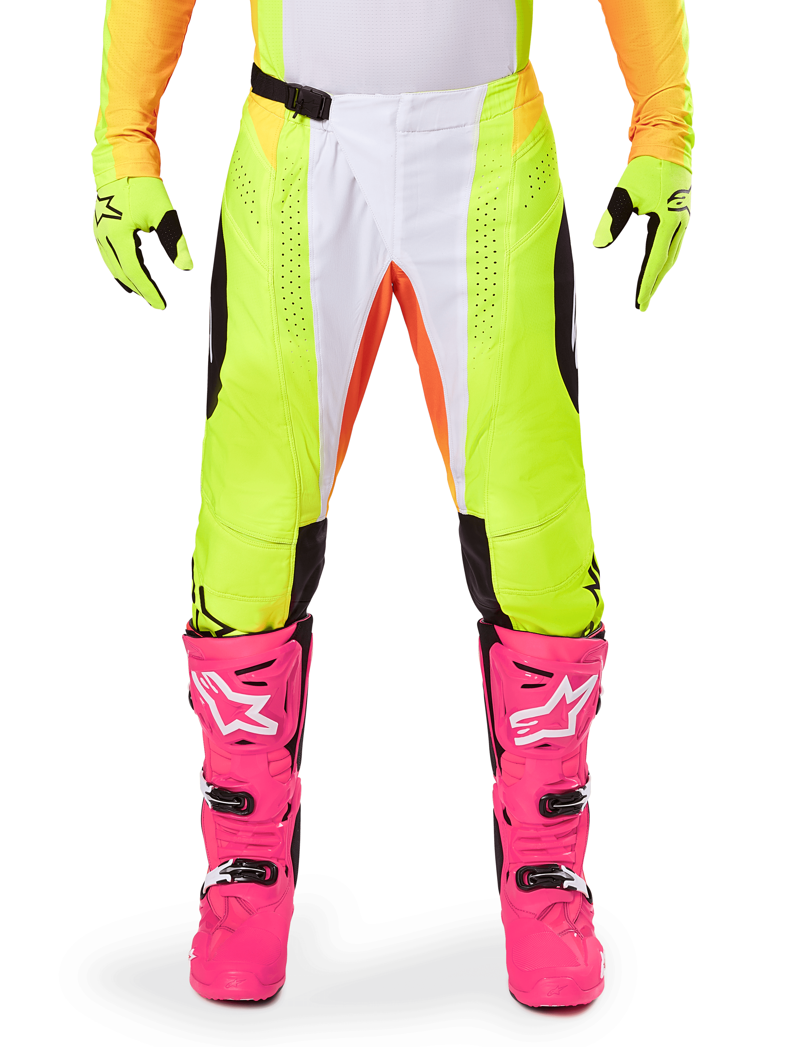 Alpinestars 2025 Techstar Melt Pants, pantaloni da motocross, giallo neon e bianco con accenti arancioni, indossati con guanti gialli coordinati e stivali da motocross rosa acceso, pannelli di ventilazione traforati e fibbia magnetica in vita, attrezzatura da gara ad alte prestazioni.