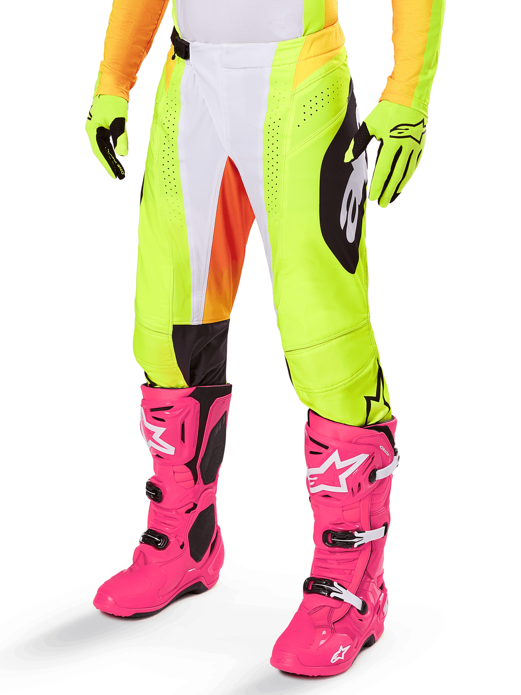 Alpinestars 2025 Techstar Melt Pants, pantaloni da motocross, giallo neon con dettagli bianchi e arancioni, motivi laterali neri, indossati con stivali da motocross rosa acceso e guanti giallo neon, con perforazioni per la ventilazione, abbigliamento tecnico resistente per il fuoristrada