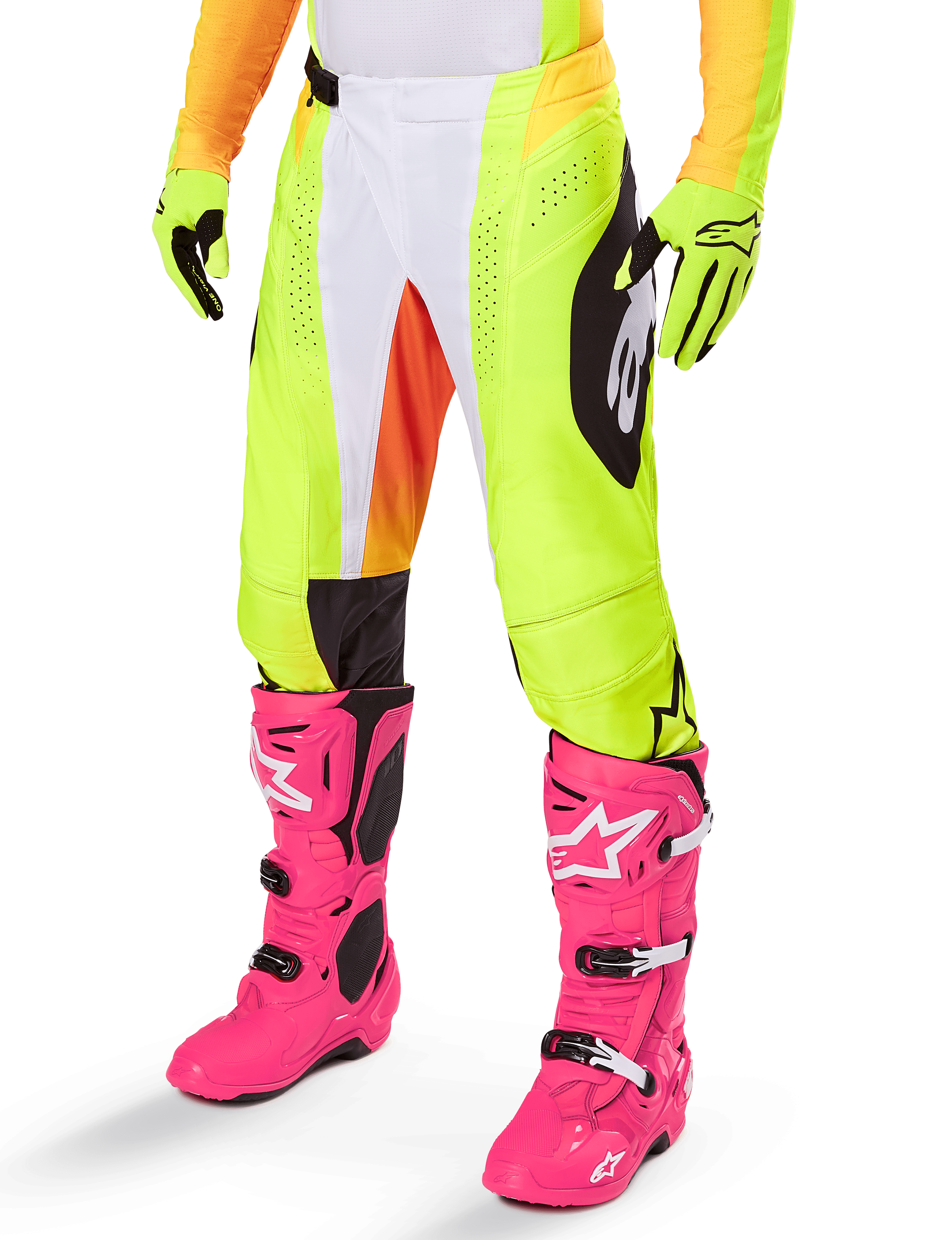 Alpinestars 2025 Techstar Melt Pants, pantaloni da motocross, giallo neon con dettagli bianchi e arancioni, motivi laterali neri, indossati con stivali da motocross rosa acceso e guanti giallo neon, con perforazioni per la ventilazione, abbigliamento tecnico resistente per il fuoristrada