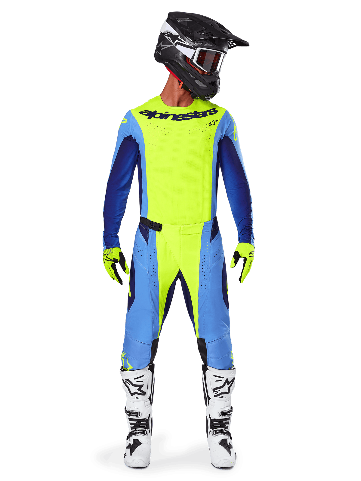 Pilota di motocross con il completo Alpinestars 2025 Techstar Melt, maglia giallo fluo con maniche blu e navy, pantaloni gialli e blu coordinati, casco bianco e nero con maschera, stivali bianchi e neri, guanti gialli e neri, abbigliamento coordinato per corse fuoristrada