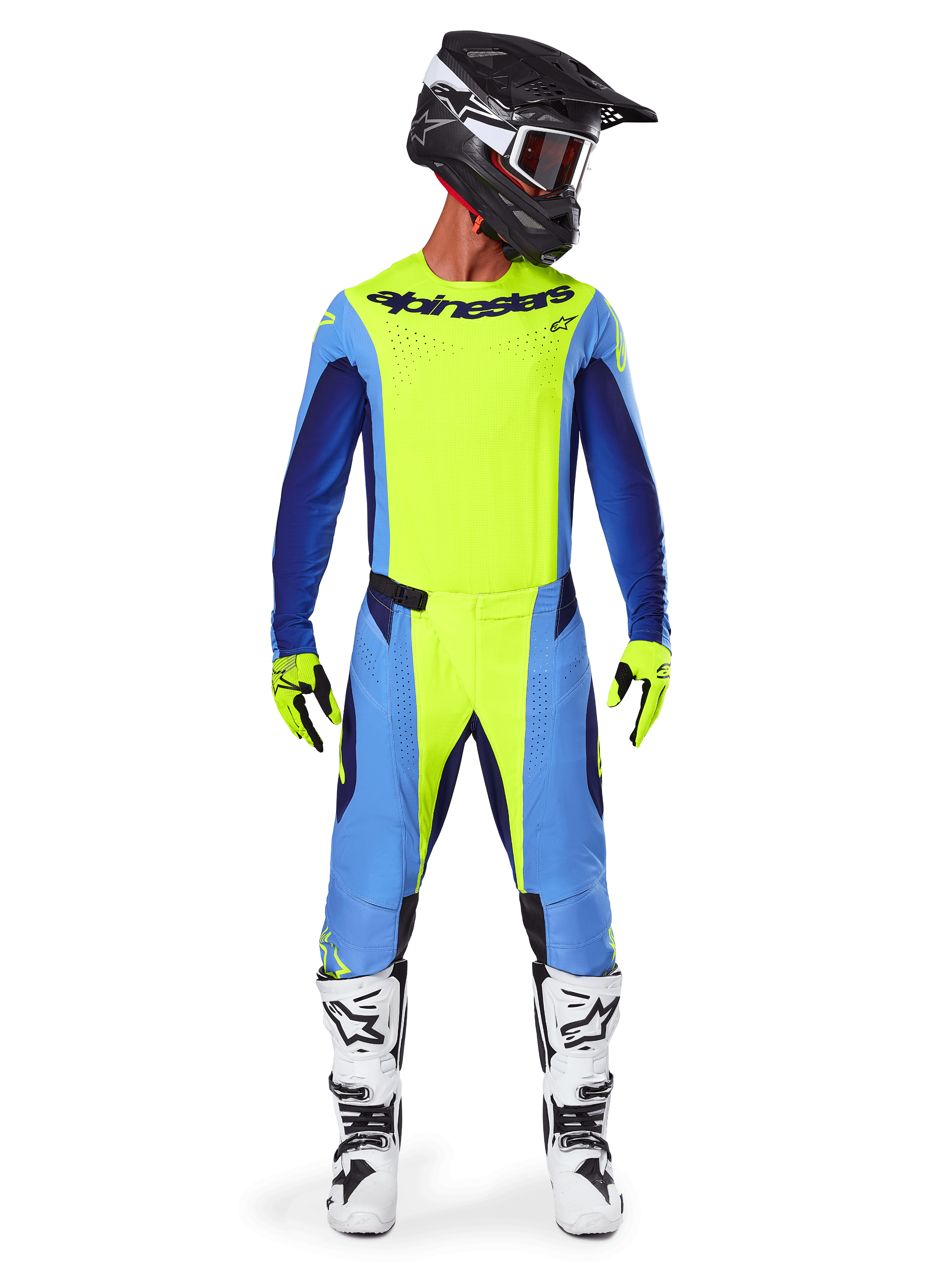 Pilota di motocross con il completo Alpinestars 2025 Techstar Melt, maglia giallo fluo con maniche blu e navy, pantaloni gialli e blu coordinati, casco bianco e nero con maschera, stivali bianchi e neri, guanti gialli e neri, abbigliamento coordinato per corse fuoristrada