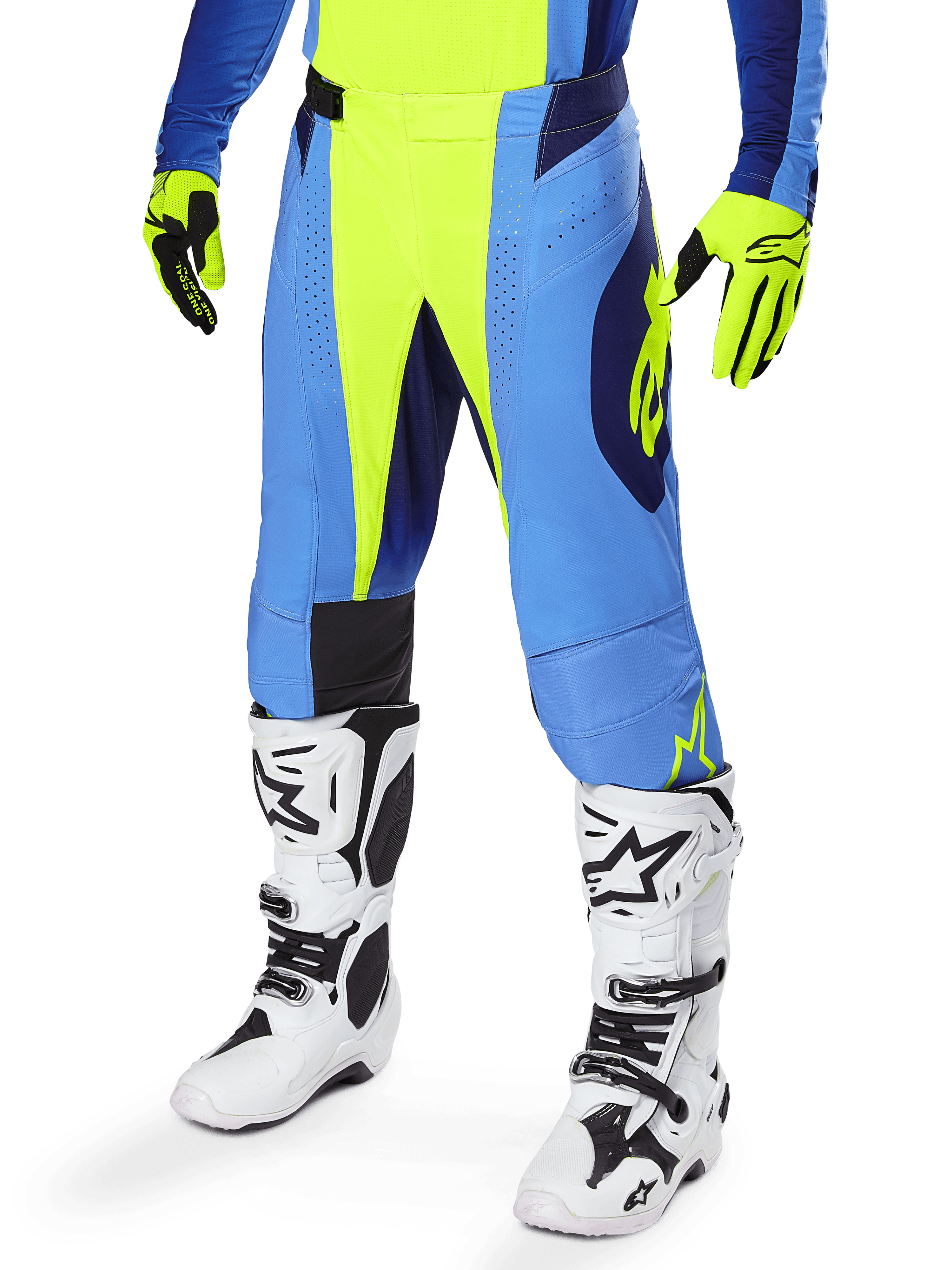 Alpinestars 2025 Techstar Melt Pants, pantaloni da motocross, giallo fluo e blu, con ventilazione traforata e dettagli neri, indossati con guanti giallo neon coordinati e stivali racing bianchi