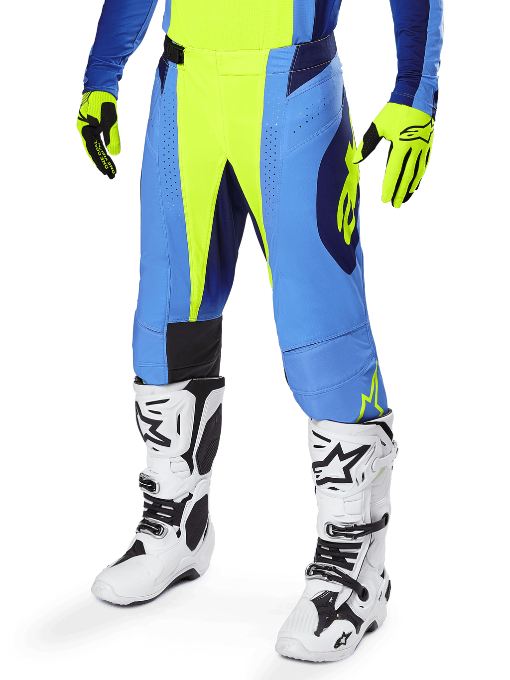 Alpinestars 2025 Techstar Melt Pants, pantaloni da motocross, giallo fluo e blu, indossati con guanti coordinati giallo e blu e stivali da motocross bianchi, con taglio ergonomico e ventilazione per prestazioni racing off-road.