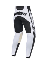 Alpinestars 2026 Racer Riway Pants, pantaloni da motocross, bianco e nero, vista posteriore con vistoso marchio astars nero sul giogo posteriore, pannello della seduta rinforzato nero e toppe interne alle ginocchia in pelle di capra tan, design resistente per corse off-road