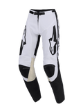Alpinestars 2026 Racer Riway Pants, pantaloni da motocross, bianco e nero, con pannelli interni al ginocchio in pelle di capra color sabbia, grandi loghi Alpinestars neri sulle cosce, chiusura con fibbia magnetica e design sportivo pre-curvato per off-road