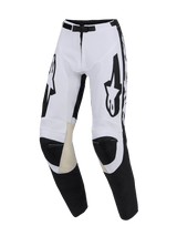 Alpinestars 2026 Racer Riway Pants, pantaloni da motocross, bianco e nero, con pannelli interni al ginocchio in pelle di capra color sabbia, grandi loghi Alpinestars neri sulle cosce, chiusura con fibbia magnetica e design sportivo pre-curvato per off-road