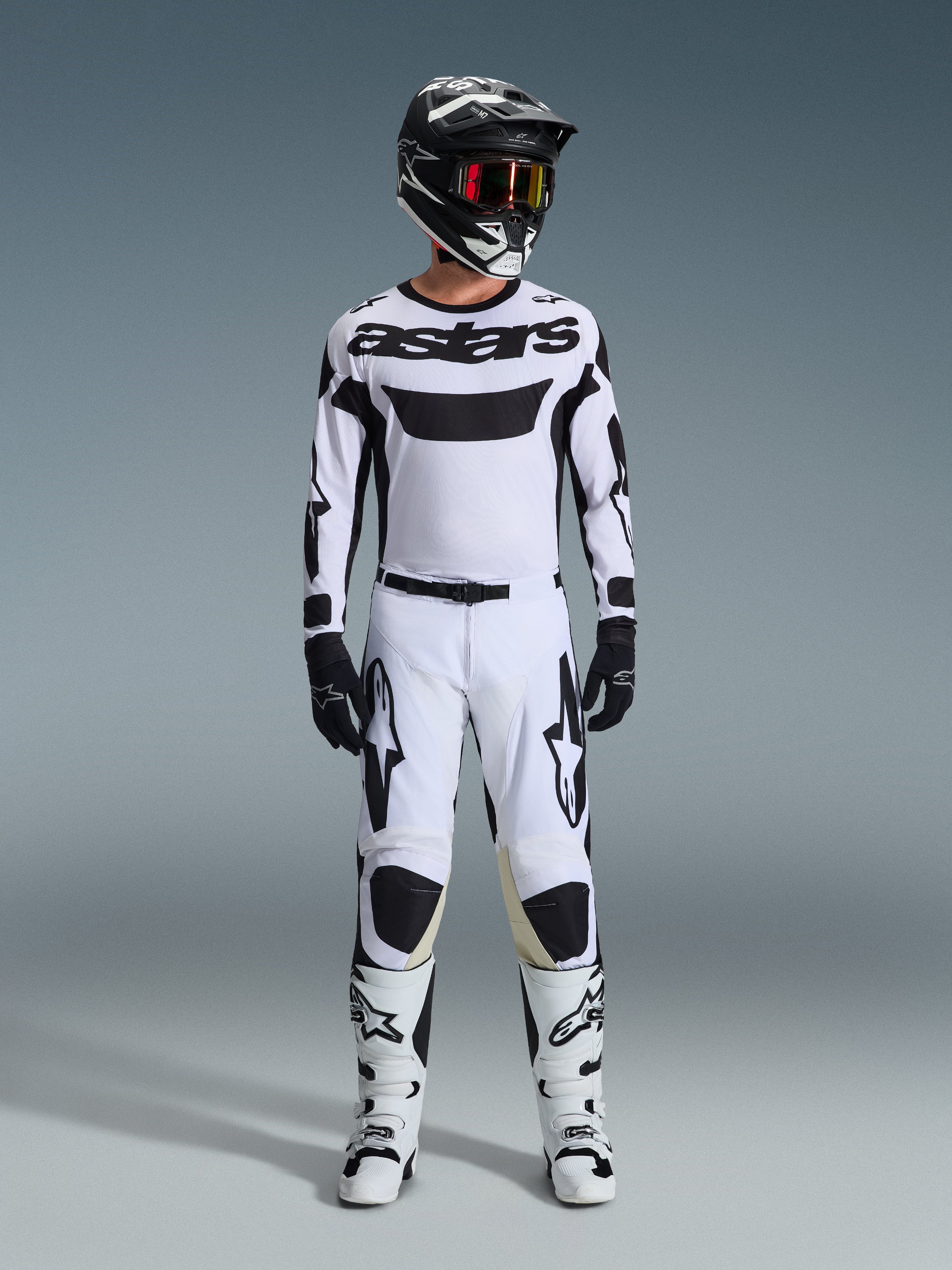 Set completo motocross Alpinestars 2026 Racer Riway, completo da motocross bianco e nero, kit da gara completo con maglia bianca e logo Alpinestars nero, pantaloni bianchi coordinati con dettagli neri, casco nero e stivali bianchi, abbigliamento professionale da gara fuoristrada