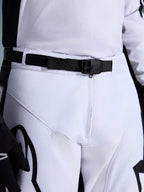 Alpinestars 2026 Racer Riway Pants, pantaloni da motocross, bianco e nero, primo piano della vita con fibbia magnetica SX2 e cintura regolabile, robusta struttura in politessuto con marchio nero