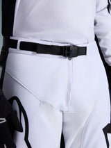 Alpinestars 2026 Racer Riway Pants, pantaloni da motocross, bianco e nero, primo piano della vita con fibbia magnetica SX2 e cintura regolabile, robusta struttura in politessuto con marchio nero