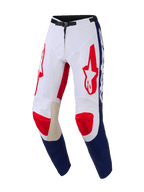 Alpinestars Racer Riway 2026, pantaloni da motocross, bianco, blu e rosso, con loghi Astar rossi sulle cosce, pannelli blu sulla parte inferiore delle gambe, rinforzi interni alle ginocchia in pelle tan e fibbia magnetica nera in vita, design resistente per prestazioni off-road
