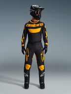 Pantaloni Alpinestars Racer Riway 2026, pantaloni da motocross, giallo e nero, indossati come kit da gara completo con maglia a maniche lunghe coordinata, casco nero, maschera nera e stivali neri con loghi della stella bianchi, equipaggiamento professionale da fuoristrada
