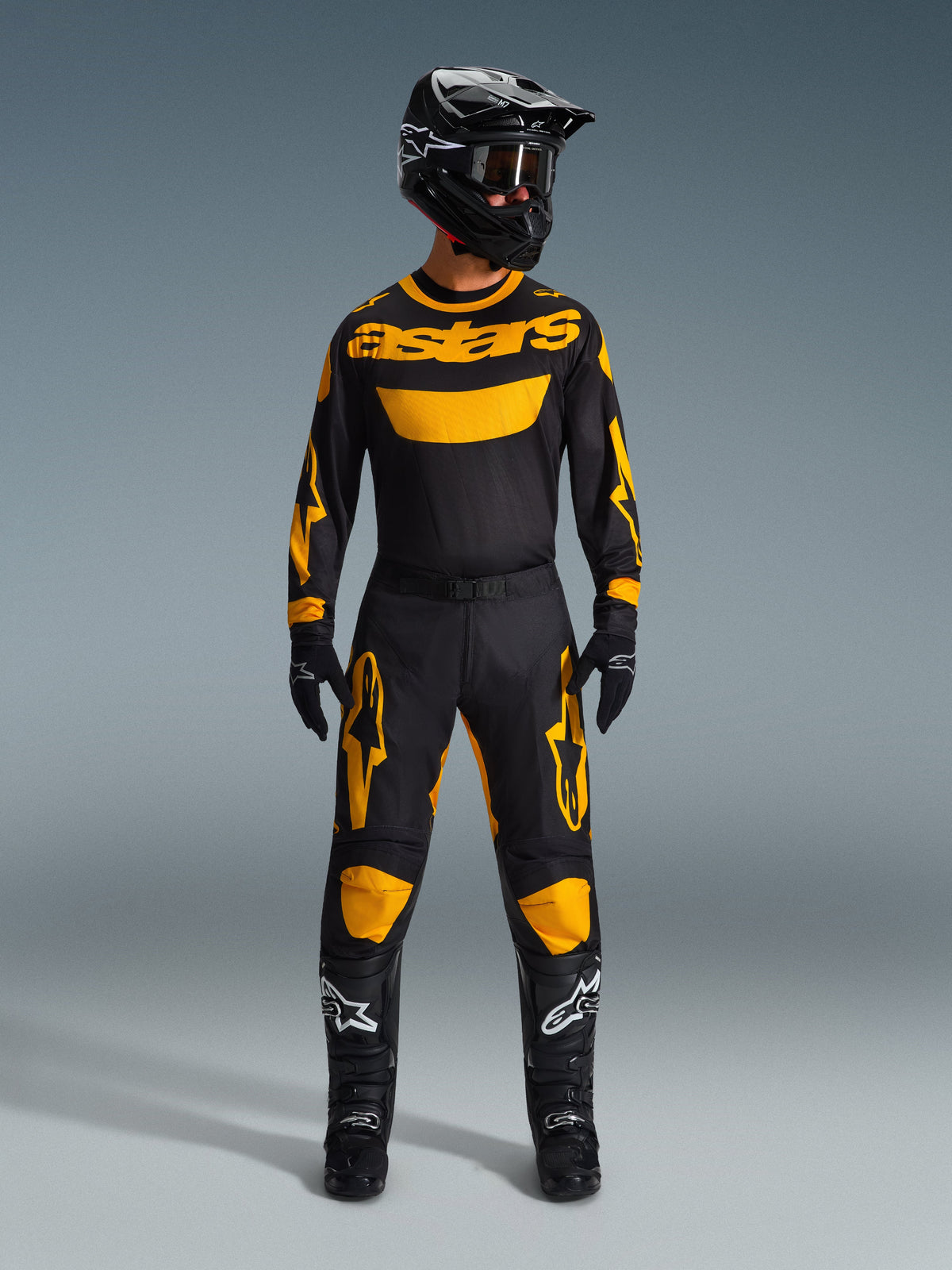Alpinestars 2026 Racer Riway Gear Set, completo da motocross, maglia nera con marchio astars giallo, pantaloni neri con accenti gialli su ginocchia e cosce, casco, occhiali, guanti e stivali neri coordinati, abbigliamento professionale da fuoristrada
