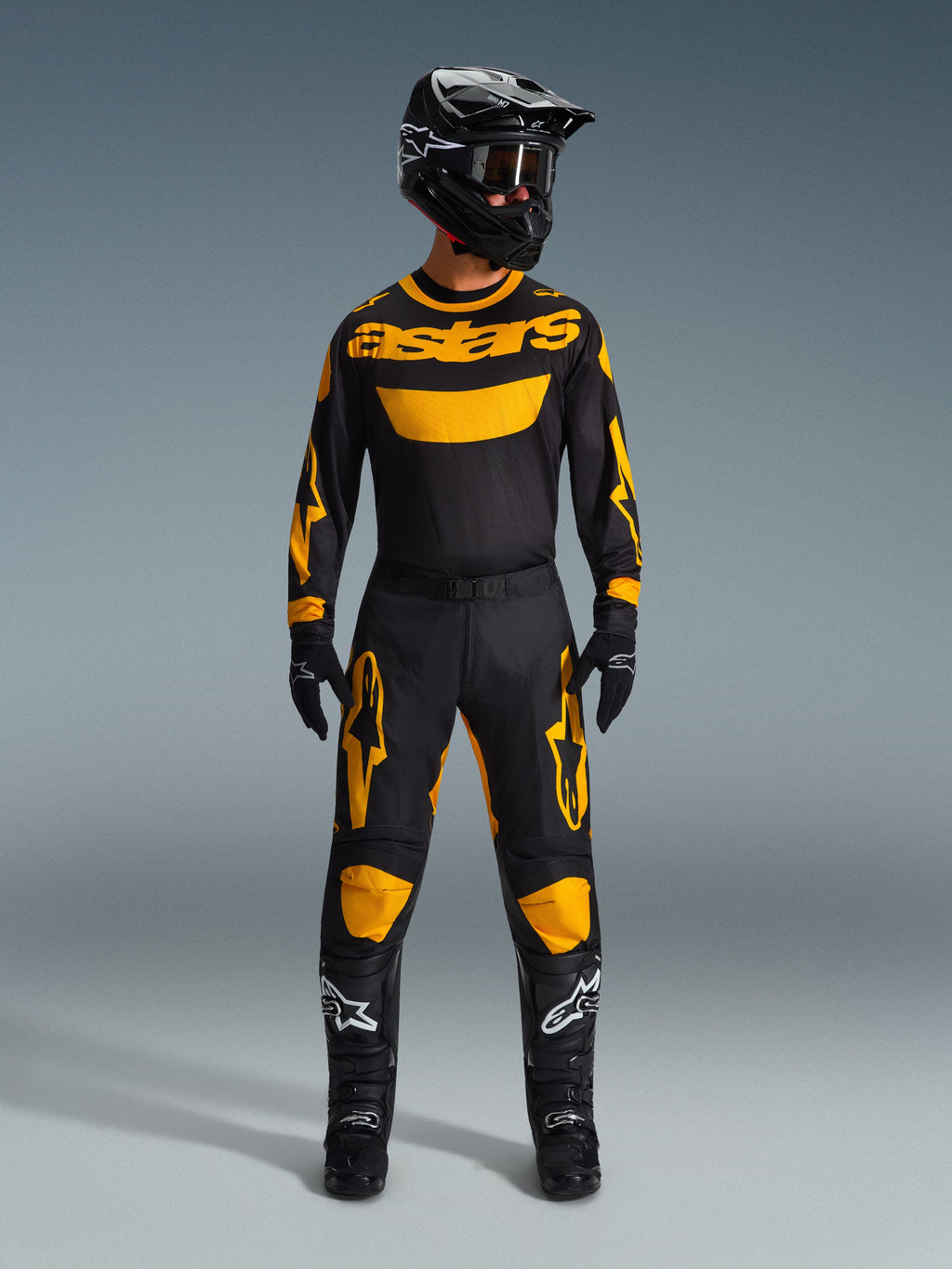 Alpinestars 2026 Racer Riway Gear Set, completo da motocross, maglia nera con marchio astars giallo, pantaloni neri con accenti gialli su ginocchia e cosce, casco, occhiali, guanti e stivali neri coordinati, abbigliamento professionale da fuoristrada