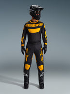 Alpinestars 2026 Racer Riway Gear Set, completo da motocross, maglia nera con marchio astars giallo, pantaloni neri con accenti gialli su ginocchia e cosce, casco, occhiali, guanti e stivali neri coordinati, abbigliamento professionale da fuoristrada