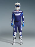 Alpinestars 2026 Racer Riway Gear Set, completo da motocross, maglia blu navy e azzurra con scritta 'astars' bianca, pantaloni coordinati con dettagli bianchi, casco bianco con maschera blu e stivali off-road bianchi