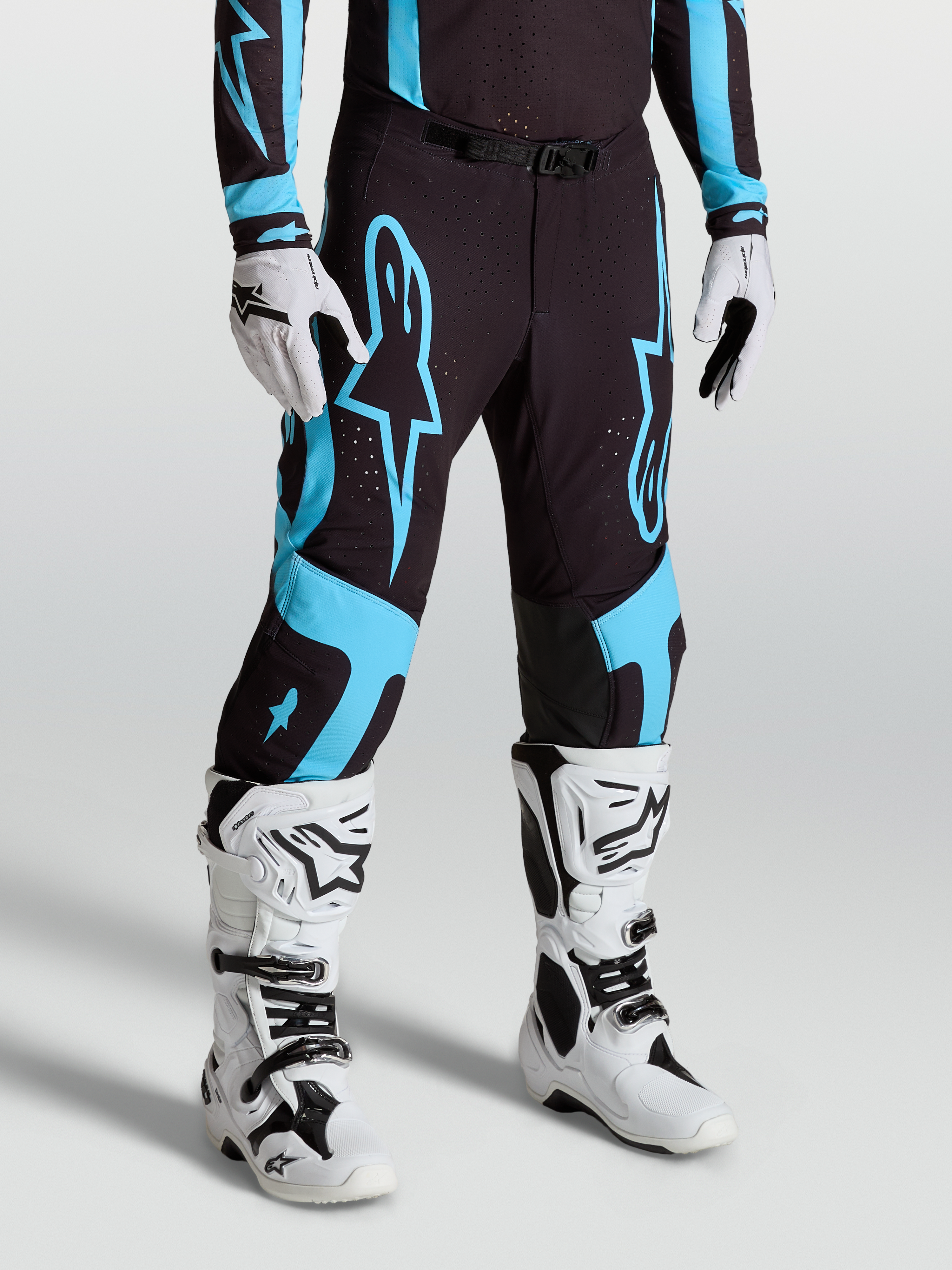 Alpinestars Pantaloni Supertech Vesta, pantaloni da motocross per uomo, neri e turchesi, in tessuto rip-stop elasticizzato con pannelli in pelle di capra, vestibilità atletica da gara per prestazioni pro-level in off-road.