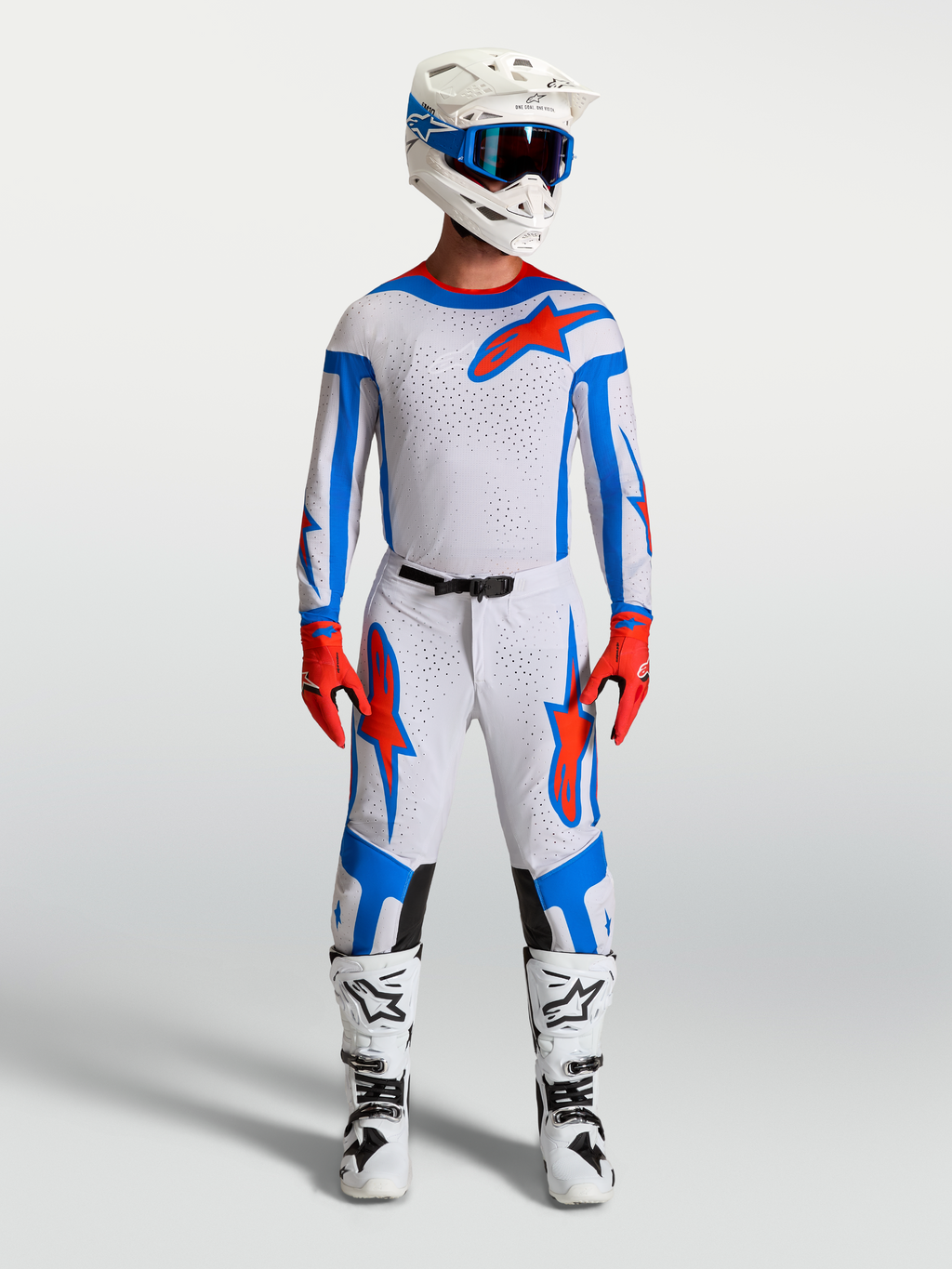 Set completo da motocross Alpinestars Supertech Vesta lilla chiaro e rosso cardinale, con maglia da gara, pantaloni e stivali.