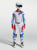 Set completo da motocross Alpinestars Supertech Vesta lilla chiaro e rosso cardinale, con maglia da gara, pantaloni e stivali.