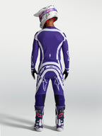 Pantaloni e maglia Alpinestars Supertech Vesta, completo da motocross racing blu e bianco, vista posteriore su modello.