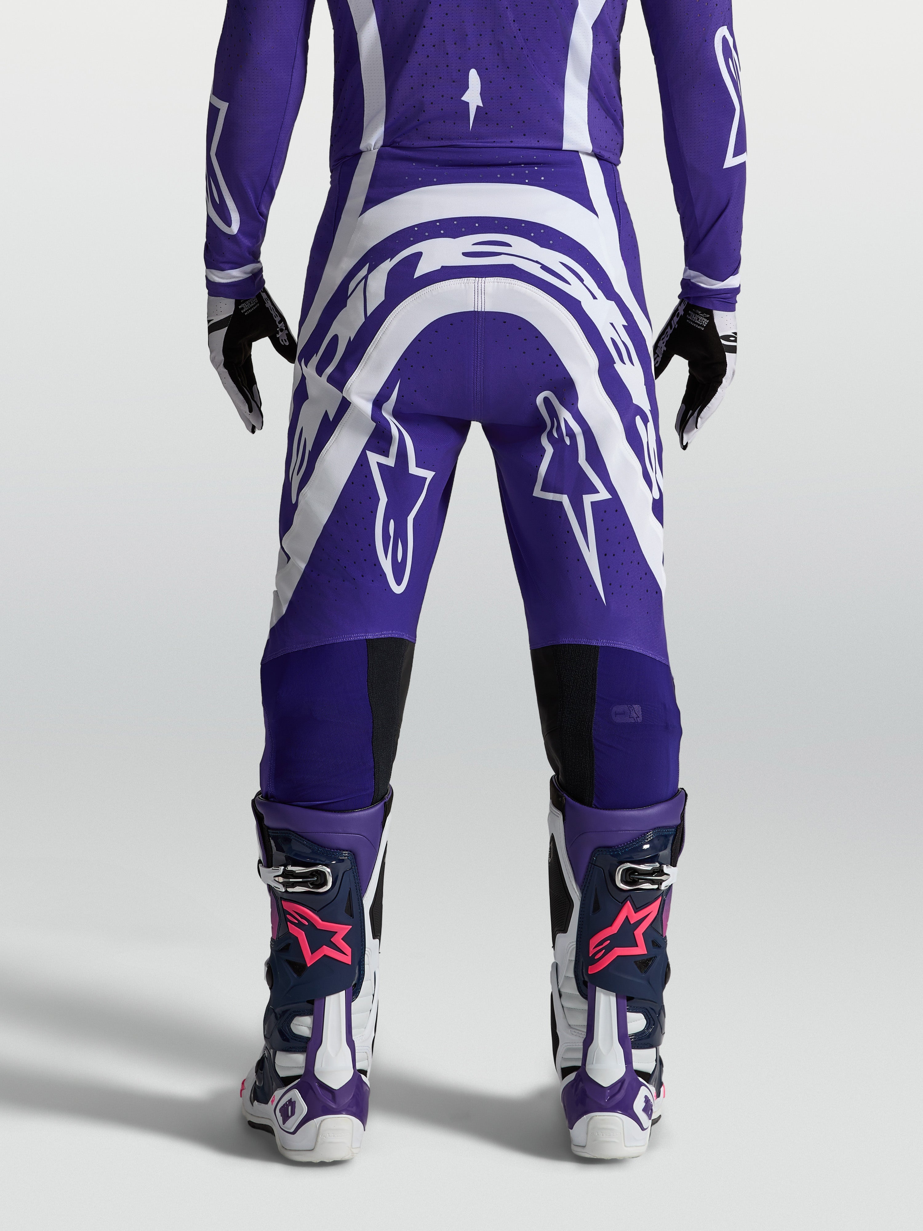 Alpinestars Pantaloni Supertech Vesta, pantaloni motocross da uomo, blu e bianchi, vestibilità atletica e tessuto rip-stop.
