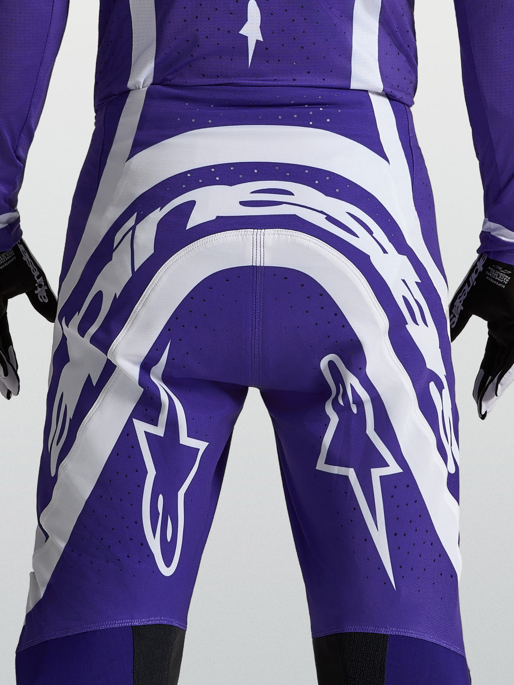 Alpinestars Pantaloni Supertech Vesta, pantaloni da motocross da uomo, blu e bianchi, vista posteriore con logo e perforazioni per la ventilazione