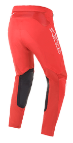 Alpinestars Supertech Blaze Pants, pantaloni da motocross, rosso acceso, vista posteriore a tre quarti con loghi Alpinestars bianchi e rinforzi interni in pelle nera sulle ginocchia, progettati per prestazioni off-road