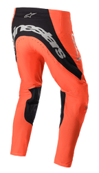 Alpinestars 2023 Supertech Risen Pants, pantaloni da motocross, arancione acceso e nero, vista posteriore con vistoso marchio argento sulla seduta, pannelli interni neri sulle gambe e zone di ventilazione perforate per corse fuoristrada.