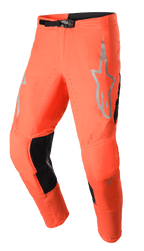 Alpinestars 2023 Supertech Risen Pants, pantaloni da motocross, arancione acceso e nero, logo stella grigio sulla coscia, chiusura regolabile con fibbia, zone di ventilazione traforate e pannelli interni neri rinforzati.