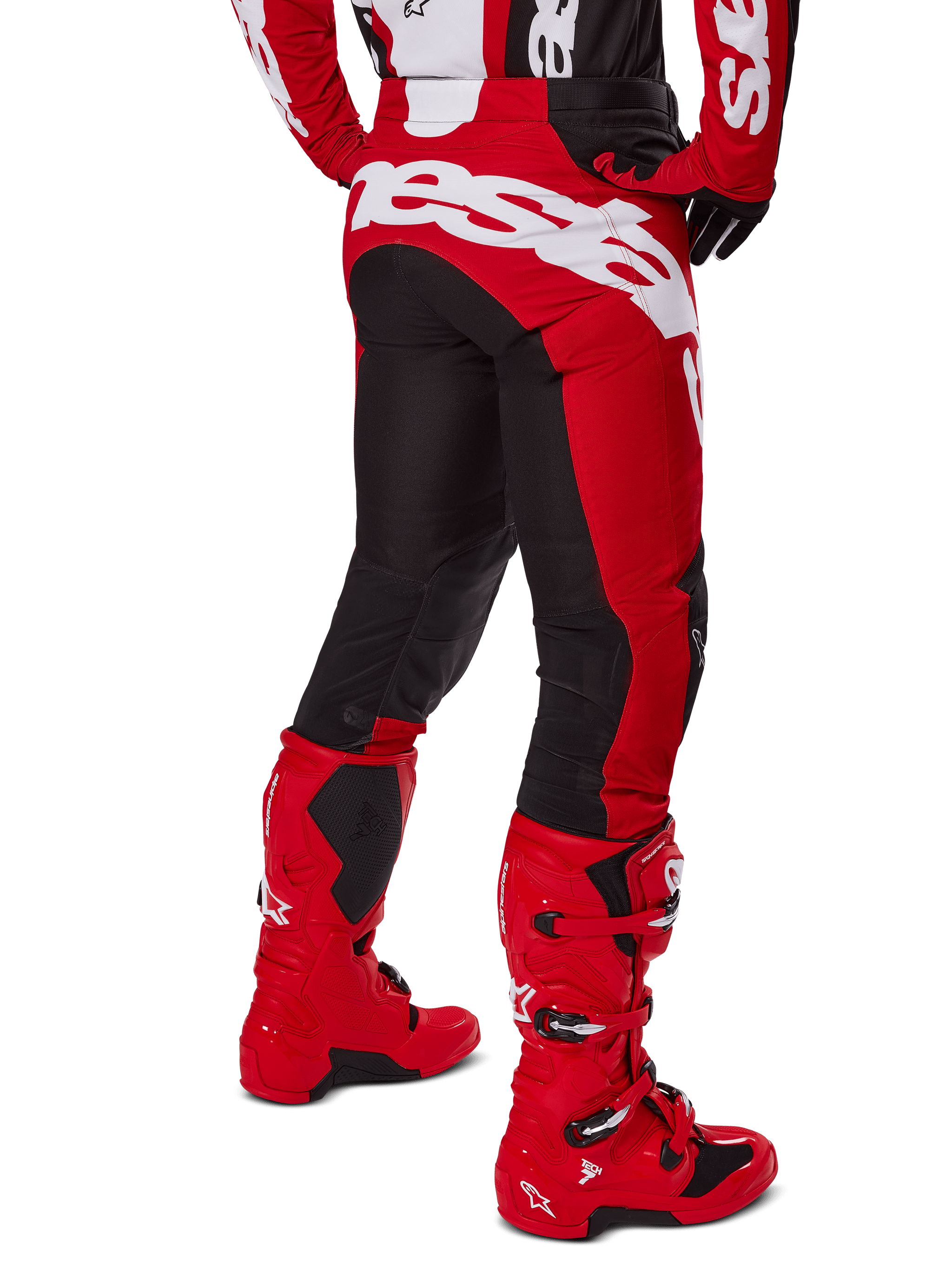Alpinestars 2025 Racer Veil Pants, pantaloni da motocross, nero e rosso acceso, vista posteriore con grande logo Alpinestars bianco sulla seduta, pannelli elasticizzati neri sul retro delle gambe, indossati con stivali da corsa rossi coordinati, abbigliamento da gara off-road resistente