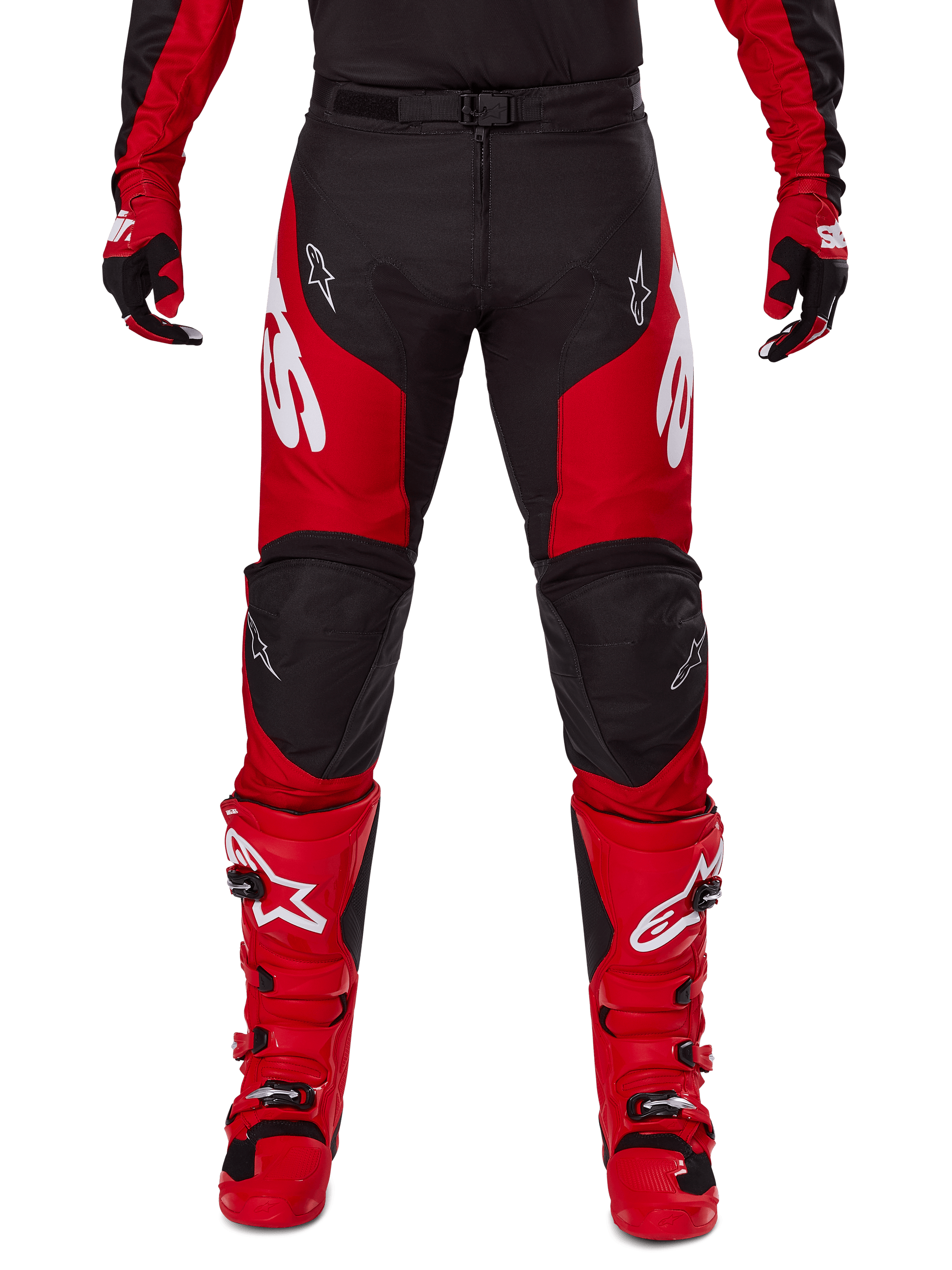 Alpinestars Racer Veil 2025, pantaloni da motocross, nero e rosso brillante, indossati con guanti e stivali rossi coordinati, grandi loghi Alpinestars bianchi sulle cosce, pannelli neri sulle ginocchia e fibbia regolabile in vita per la guida off-road