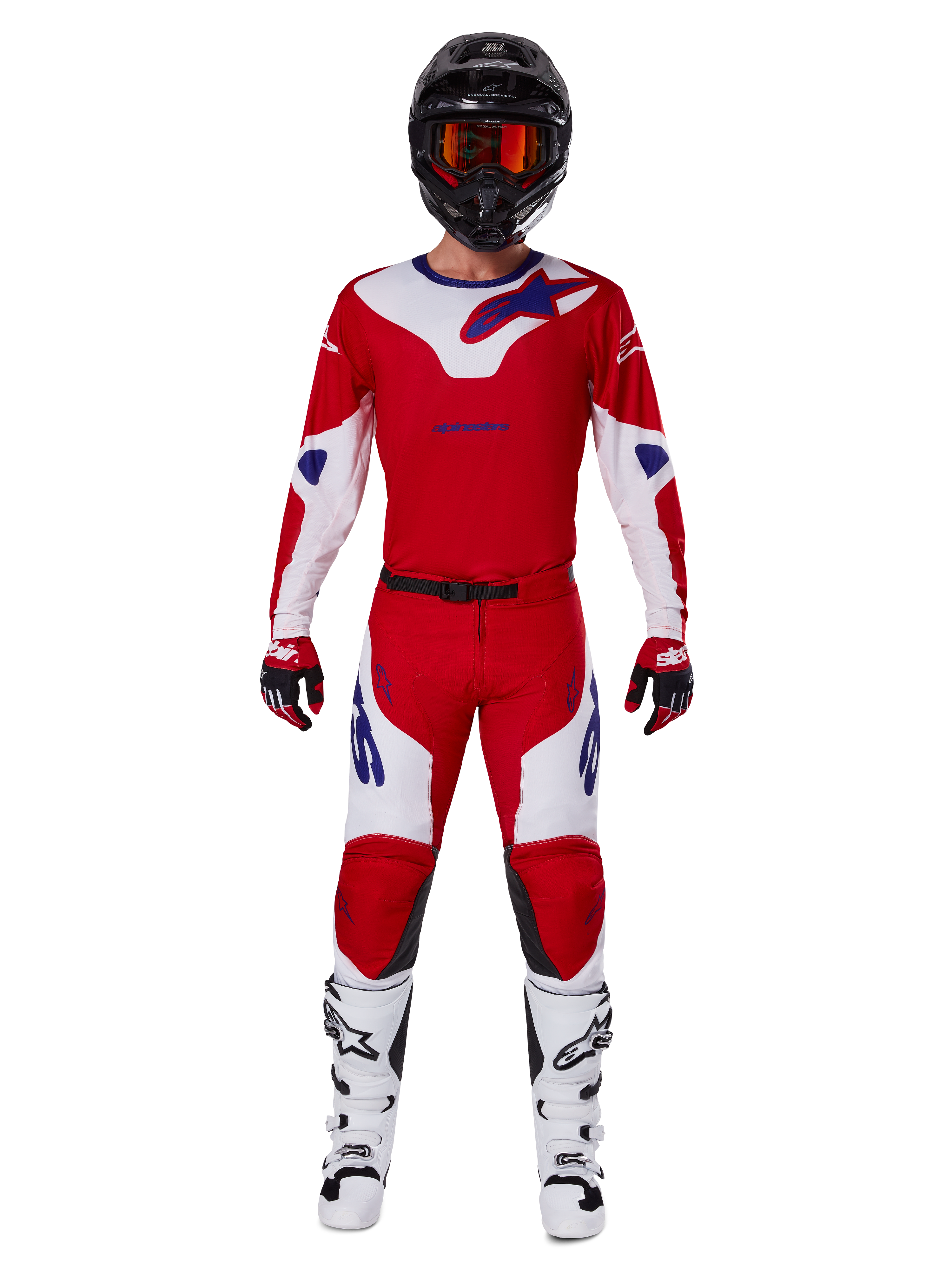 Pantaloni Alpinestars 2025 Racer Veil e set completo di abbigliamento da motocross, rosso acceso e bianco con accenti blu, maglia coordinata, casco nero con occhiali arancioni, stivali bianchi e neri e guanti rossi, look coordinato per gare fuoristrada