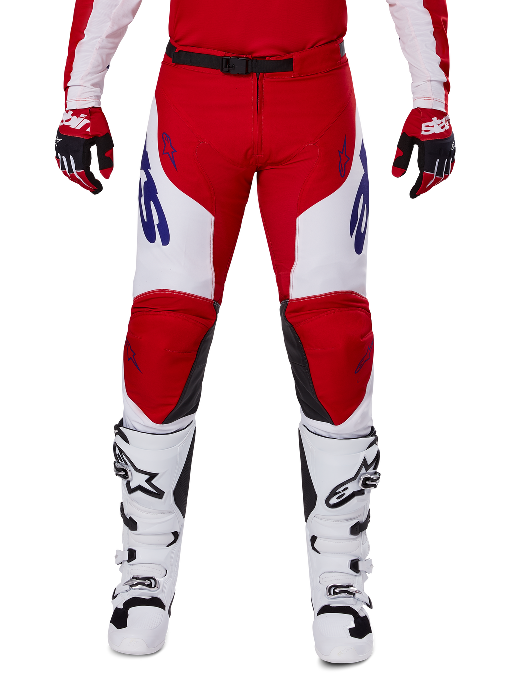Alpinestars 2025 Racer Veil Pants, pantaloni da motocross, rosso acceso e bianco, indossati con guanti rossi abbinati e stivali bianchi, con branding blu sulle cosce e cintura nera in vita, taglio sportivo ergonomico per prestazioni elevate
